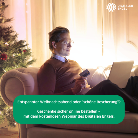 Mann sitzt mit Laptop und Bankkarte auf der Couch.