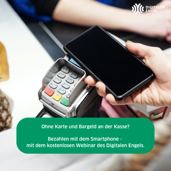 Jemand hält sein Handy zum Bezahlen an ein Kartenlesegerät.
