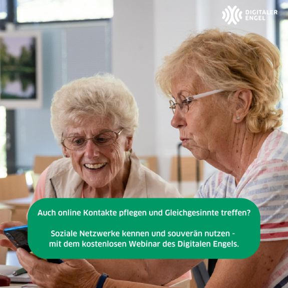 Zwei ältere Frauen schauen auf ein Smartphone