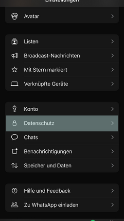 Screenshot WhatsApp: Anzeige des Einstellungsbereich, in dem der Punkt "Datenschutz" markiert ist.