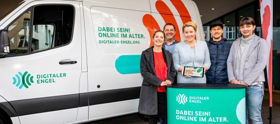 Ministerin Franziska Giffey und Projektteam Digitaler Engel vor Infomobil