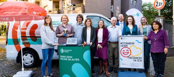 Gruppenfoto des Digitalen Engels mit Bundesministerin Lisa Paus