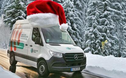 Das Infomobil steht inmitten einer verschneiten Landschaft und tr&auml;gt eine Weihnachtsm&uuml;tze auf dem Dach.